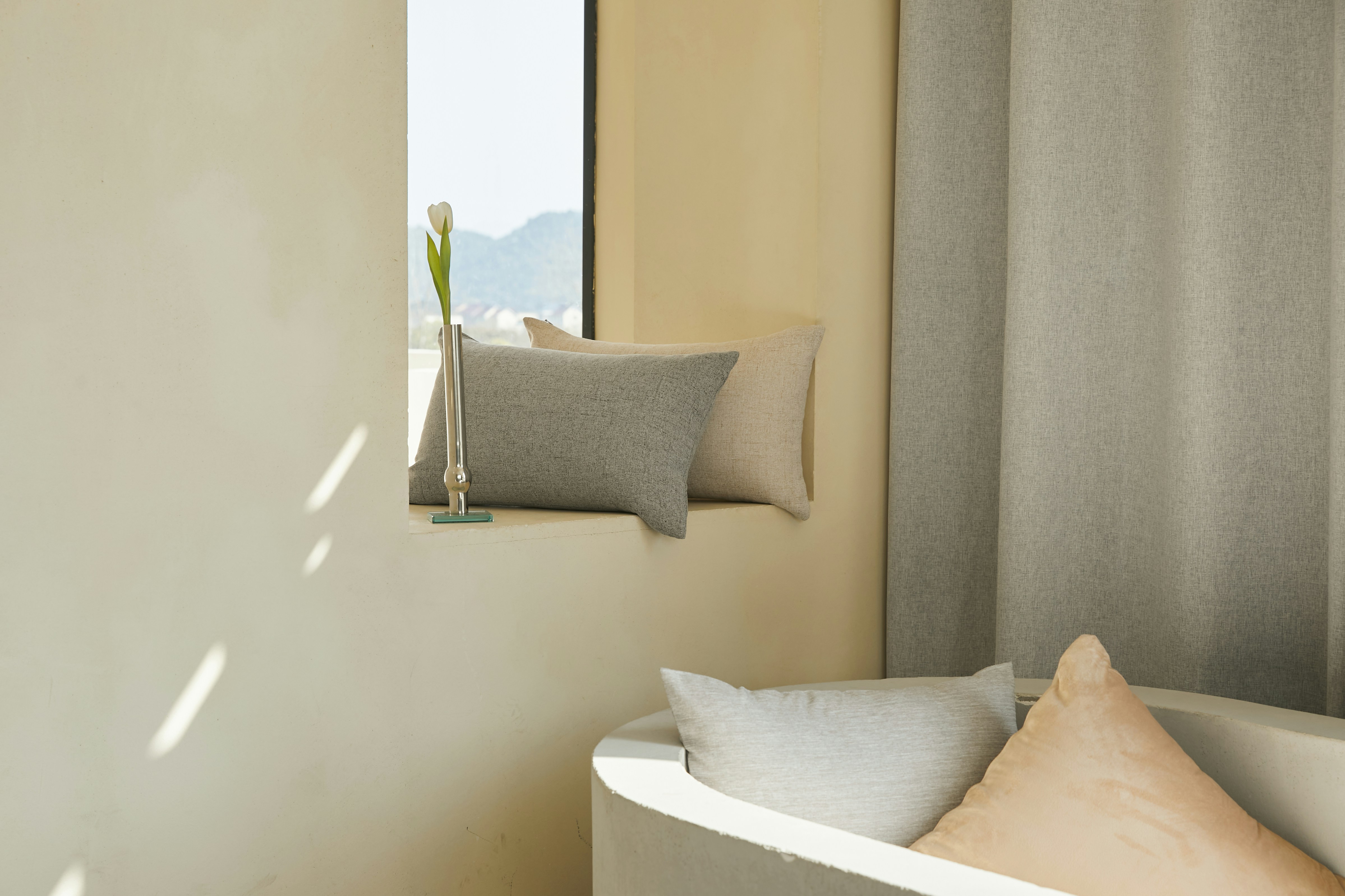 Transform Small Spaces with Minimalist Decor Solutions